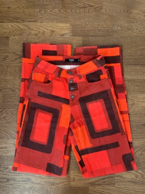 Byxor från jaded  - Nästan oanvända statement jeans från jaded london, vid fler frågor är det bara att skriva🩷 Mindjemått: 70 Innerben: 84