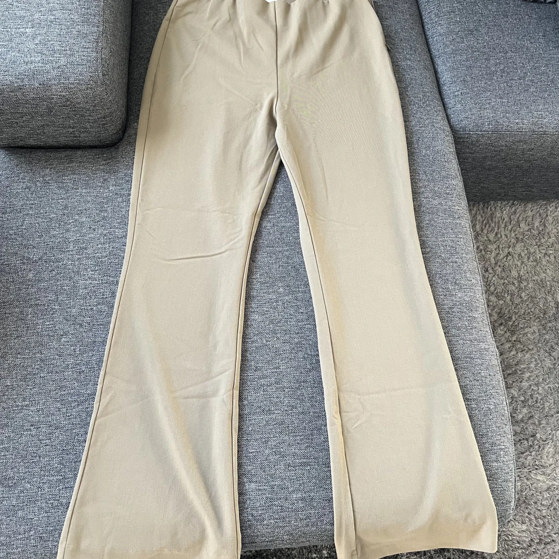 Utsvängda kostymbyxor i olivgrön aktig färg