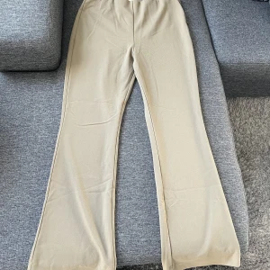 Utsvängda kostymbyxor i olivgrön aktig färg  - Utsvängda byxor i olivgrön aktig färg från H&M. I storlek EU46 men passar även EU44. 