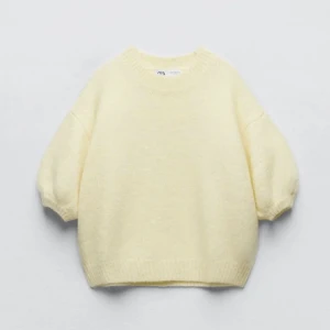 Kortärmad stickad tröja  - Säljer denna dröm tröja från zara! 💛