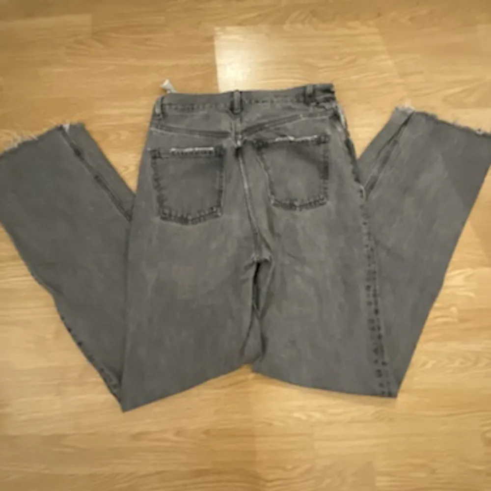 så fina gråa jeans från zara, köpta på plick men kommer tyvärr inte till användning💓 storlek 38❤️. Jeans & Byxor.