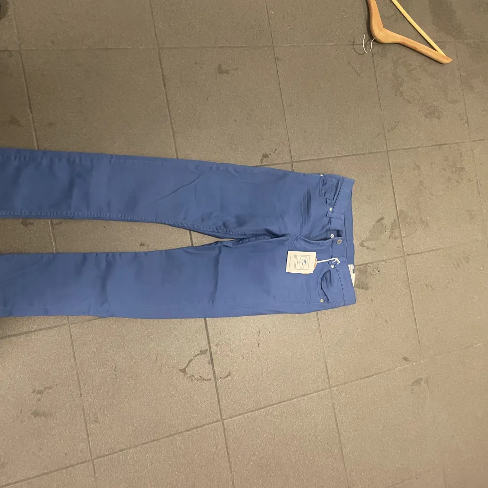 Blåa fina jeans helt nya o andvända 💙. Jeans & Byxor.