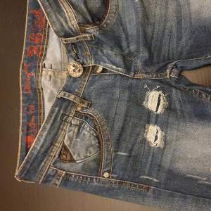 Jeans från Desigual med snygga slitningar. Min favorit, men tyvärr för liten. Strl 26. Nypris 1285 kr. Säljes för 180 kr