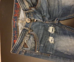 Jeans från Desigual - Jeans från Desigual med snygga slitningar. Min favorit, men tyvärr för liten. Strl 26. Nypris 1285 kr. Säljes för 180 kr