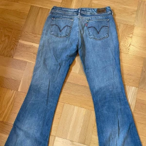 Levi’s 479 booty flaire fit - Levis 479 Booty flare fit. Boot cut, low waist. Mått insida ben 78cm, utsida 105, midja ca 80 omkrets (40 tvärsöver)