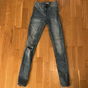 Säljer nu dessa jeans som inte kommer till användning längre!💕 Mid Waits!💕 Storlek Xs!💕 Vill ni ha fler bilder så går de att lösa!💕