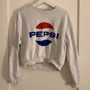 Pepsi tröja - En iconisk pepsi tröja. Jätte skön mysig och lite rolig. Dock så använder jag den nt och det är även därför jag säljer den. Den är även väldigt praktiskt och skön att träna i. Den är även en lite kortare modell