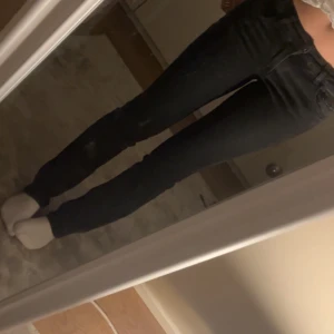 Svarta jeans - Säljer dessa svarta low waist jeansen från stradivarius! Bra skick och använd några gånger. Köparen står för fraktN