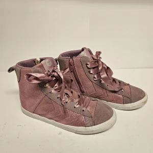 Skor från Hummel - Fina skor från Hummel. Välanvända men i fint skick. Har inte försökt tvätta dem utan de säljs i befintligt skick och går säkert att piffa till mer.  Storlek 32. Nypris ca 750 kr. 