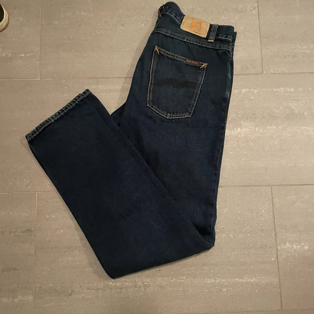 Säljer ett par helt nya nudie jeans i modell gritty Jackson. Storleken är 33/34. Nypris 1600. . Jeans & Byxor.