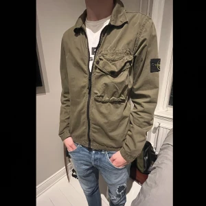 Stone Island overshirt - Stone Island jacka/overshirt, skick 8/10, köpt för 4700 på NK i göteborg. Jag är 180 och väger 70kg och den sitter som på bilden.