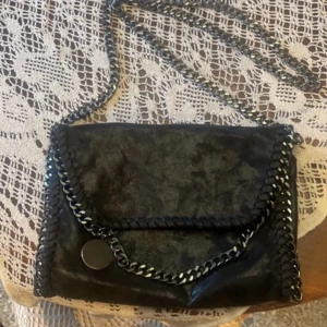 Snygg väska  - As snygg hand och Axelväska  Liknar Stella McCartney 