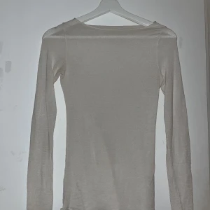 Intimissimi  - Intimissimi tröja i vitt! Köpt på våren men inte kommit till andvändning, kan framstå som lite nopprig men inget man märker av💕 Defekt: nån tråd lös vid armen💗