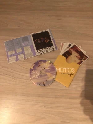 Taylor Swift cd med Polaroid bilder - Säljer denna Taylor Swift cdskivan i braskick, 13låtar. Albumet är 1989, till varje låt så finns en tillhörande polaroidbild med text. Det följer med ett fodral och ett häfte med alla låttexter. Den kostar 600kr på eBay. Skriv för fler bilder. Frakt 54kr🩷