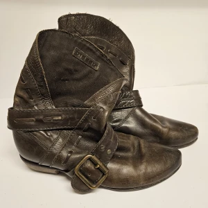 Exklusiva boots från Diesel  - Exklusiva boots från Diesel. Välanvända men i funktionellt skick, vintage look på skinnet.  Har inte försökt tvätta dem utan de säljs i befintligt skick och går säkert att piffa till mer. Storlek 38. Nypris köpta i butik för 4000 kr. 