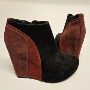 Kilklackar från Sugarfree Shoes - Kilklackar från Sugarfree Shoes (köpta på Nelly).  Använda men i funktionellt skick. Har inte försökt tvätta dem utan de säljs i befintligt skick och går säkert att piffa till mer. Storlek 38. Nypris ca 400 kr.