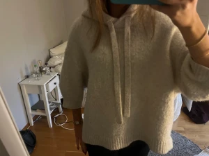 Stickad hoodie - Hoodie lite nopprig men annars superskön strl s 300kr 