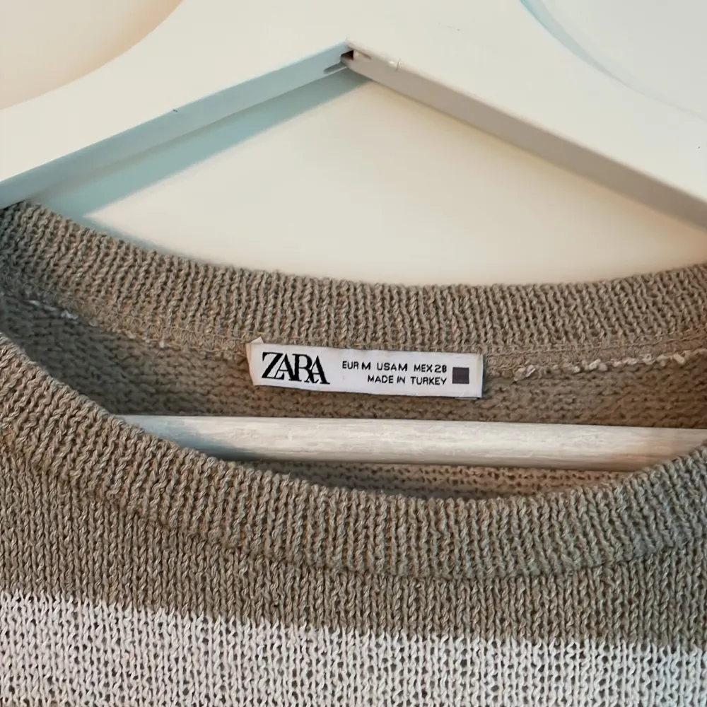 Stickad randig tröja från Zara. Är typ en magtröja fast ändå inte. Storlek M, använd ett fåtal gånger. Säljer pågrund av att jag inte använder den.. Stickat.