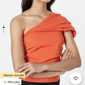 Topp - Säljer denna super fina unika topp ifrån ipekyol ifrn about you i storlek 36 som jag skulle säga sitter som s passar m. Köpt för 915kr säljer för 499kr. Aldrig använd