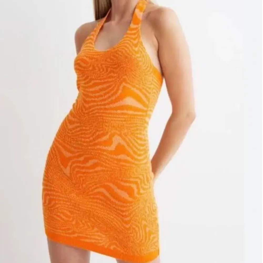 Orange halterneck klänning med stickat material ifrån hm, köpt för ca två år sedan och är i god skick! I strl xs, köpare står för frakt🧡. Klänningar.
