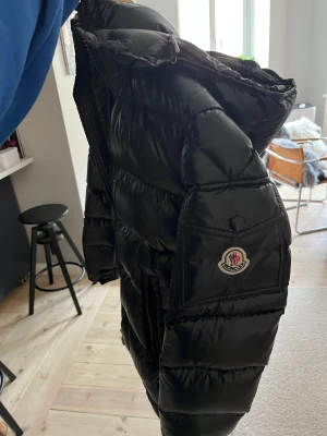Moncler Maya Jacka - Säljer min moncler jacka pga ingen större användning. Den är i storlek 00 vilket motsvarar XXS/ XS. Digitala kvitton finns.