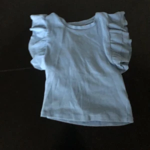 Zara top  - Blå tröja med volang från Zara  Storlek  S Lite använd, väldigt bra skick