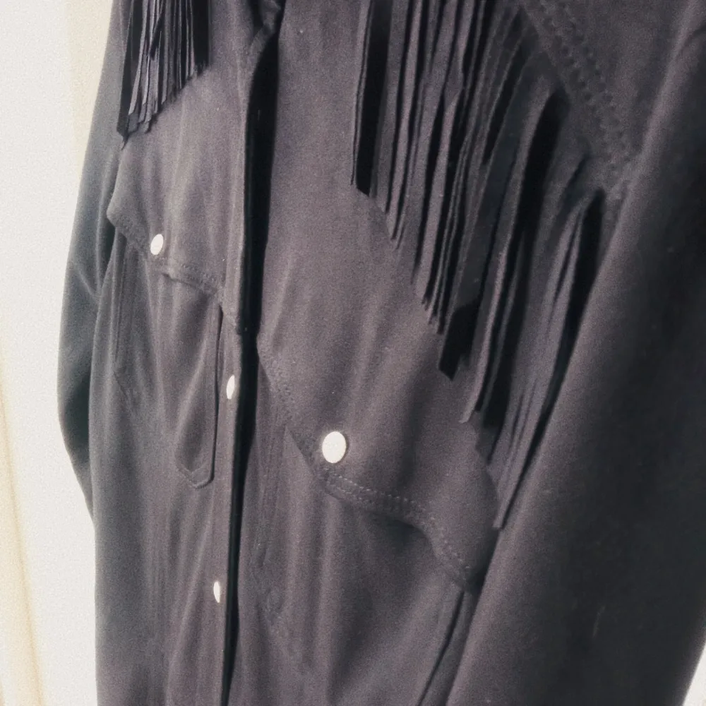 Zara vinterklänning i sammetsmaterial och i matt svart 🖤✨  Båda delarna av klänningen har fransar. Mycket modernt och i perfekt skick, endast använd en gång 💯 Lång, ovanför knäet (jag är 1,70). Storlek S men M fungerar också ☺️🖤. Klänningar.