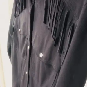 Zara vinterklänning i sammetsmaterial och i matt svart 🖤✨  Båda delarna av klänningen har fransar. Mycket modernt och i perfekt skick, endast använd en gång 💯 Lång, ovanför knäet (jag är 1,70). Storlek S men M fungerar också ☺️🖤