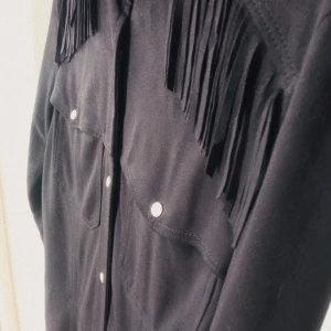 Zara 🖤 Vinterklänning  - Zara vinterklänning i sammetsmaterial och i matt svart 🖤✨  Båda delarna av klänningen har fransar. Mycket modernt och i perfekt skick, endast använd en gång 💯 Lång, ovanför knäet (jag är 1,70). Storlek S men M fungerar också ☺️🖤