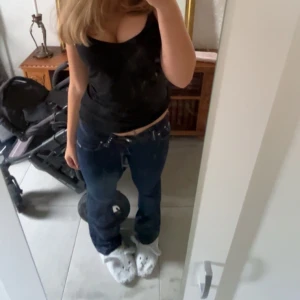 Lågmidjade bootcut jeans - Hej💋 säljer mina super fina lågmidjade bootcut byxor från g-funk collection, säljer de pga att jag tycker att de sitter lite för tight på mig! Ingen aning om storleken men för referens så är jag ca 170 cm lång och har typ 27 i midjemått. 