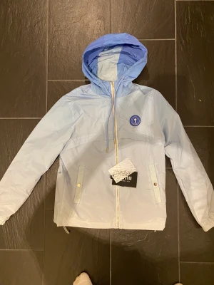 Trapstar jacka  - En helt ny trapstar irongate windbreaker direkt från trapstar ordinarie pris 3000 men passade inte så säljes billigt 