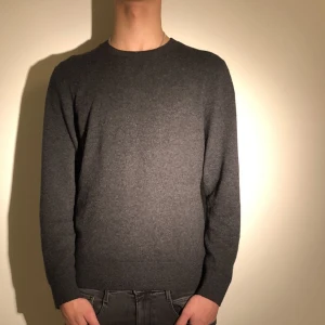 Uniqlo tröja 100% Kashmir  - Vi säljer en riktigt snygg uniqlo tröja i 100% kashmir. Skick 9/10. Den är storlek S men lite stor i storleken och skulle även passa M. Nypris 1499kr vårat pris 699kr. Skriv vid frågor och funderingar😃