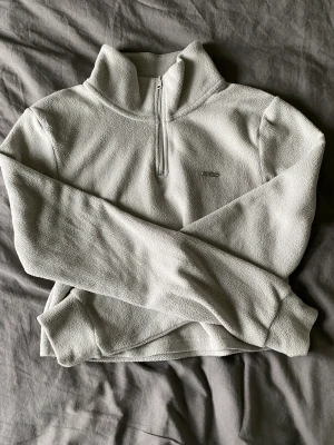 Träningströja - En croppad träningströja i flismaterial från aimn. Använt ett fåtal gånger.