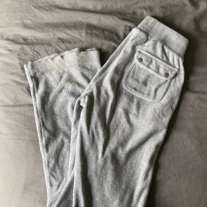 Mjukisbyxor  - Säljer nu mina juicy couture byxor då de inte kommer till användning. De finns tecken på användning. De är i storlek xxs och säljer de för billigt pris. Priset kan diskuteras