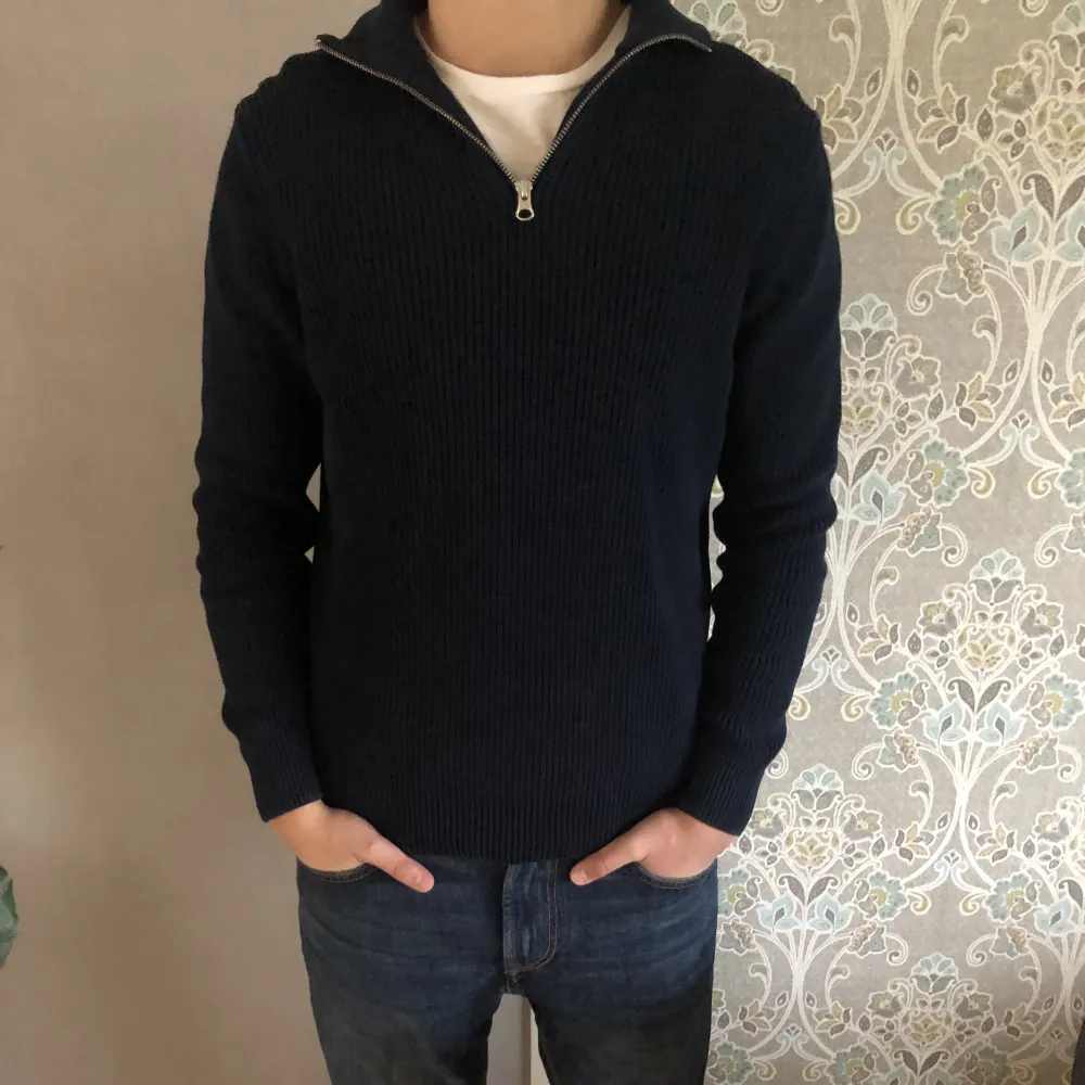 Säljer nu denna snygga quarter zip från Zara. Endast använd en gång så i perfekt skick! Storleken är M och jag är ca 185 cm lång. Hör av dig vid minsta fundering eller fråga!. Tröjor & Koftor.