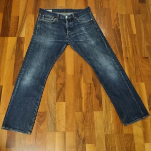 Levis 501 W32 L30 - Ett par Levis 501 med riktigt snyggt slitashe. Skick 3/5. Nypris 1100.