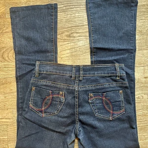 Bootcut Jeans - Superfina lågmidjade bootcut jeans med snygga bakfickor! Midjemåty 37, innerbenslängd 74cm ❤️‍🔥skriv för fler bilder❤️‍🔥