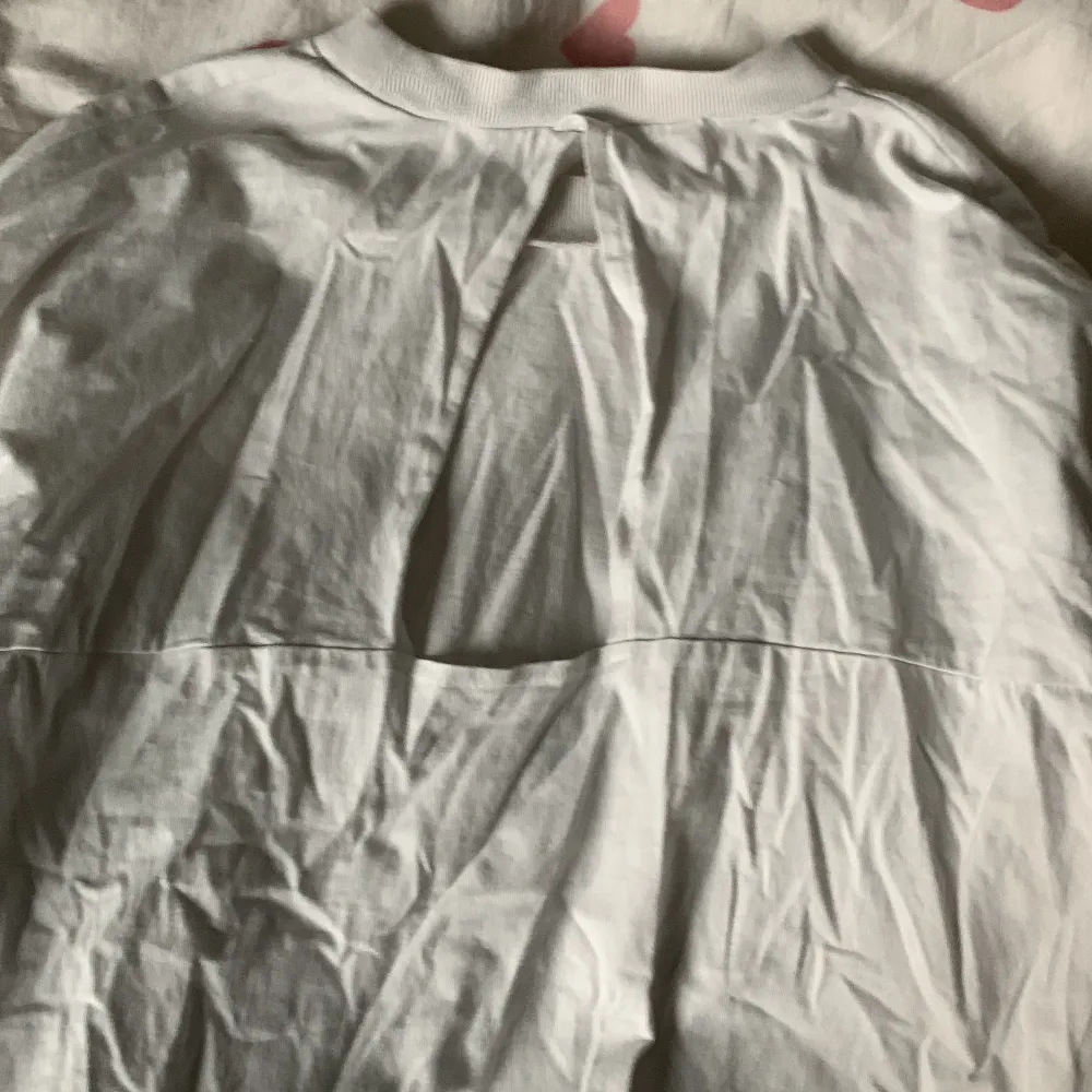vit tröja från lager 157 med hål i ryggen, säljer för att det inte är min stil. Blusar.