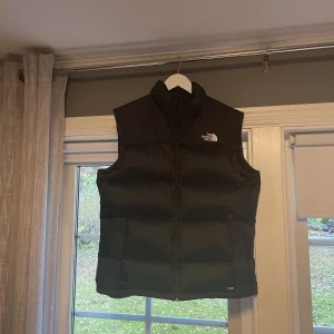 The North Face Diablo  - Hej Säljer min North Face väst som knappt är använd. Storlek M och är inget fel på den. Den är tjock i modellen så passar på ganska kalla dagar. Nypris 2800
