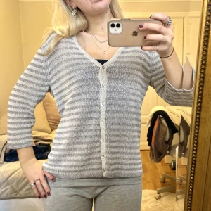 glittrig kofta  - söt violet/vit glittrig kofta!💜