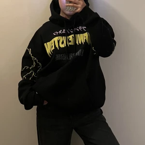 Hoodie med massa tryck - Kom gärna med frågor om ni undrar något och kika gärna min profil, fixar paketpris❤️