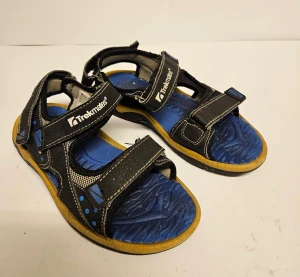Sandaler från Trekmates - Sandlarer från Trekmates.  Välanvända men i fint funktionellt skick.  Har inte försökt tvätta dem utan de säljs i befintligt skick och går säkert att piffa till mer. Storlek 32. Nypris 200 kr. 