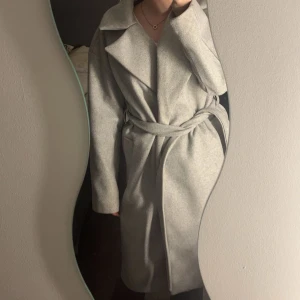 Grå kappa - Säljer denna grå kappa som är perfekt nu till hösten/vintern🫶🏼  Storlek 36/s! Knappt använd så den är i väldigt bra skick🫶🏼 