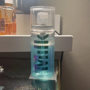 Milk settingspray  - Läger ut den igen då primern blev såld. Den är använd fåtal gånger och det syns på bilderna hur mycket som finnas kvar.❤️