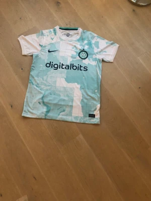 Helt ny fotbollströja  - Säljer denna fina fotbollströja som jag aldrig användt !😀 skriv gärna för frågor om bilder /pris. Har inget kvitto