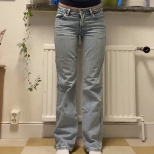 Raka low waist jeans - Lågmidjade jens från Weekday. De är lite smutsiga löngst ner som man ser på bild tre. Storlek W25 L32. Säljer pga för små för mig. 