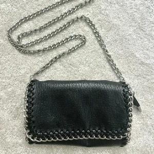 Tiamo väska - Snygg Tiamo väska i den lilla storleken, finns inga större skador förutom små skavda slitningar på kanten på baksidan av väskan, som inte syns. Annars i fint skick🤍