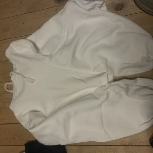 Vit hoodie  - Kort 