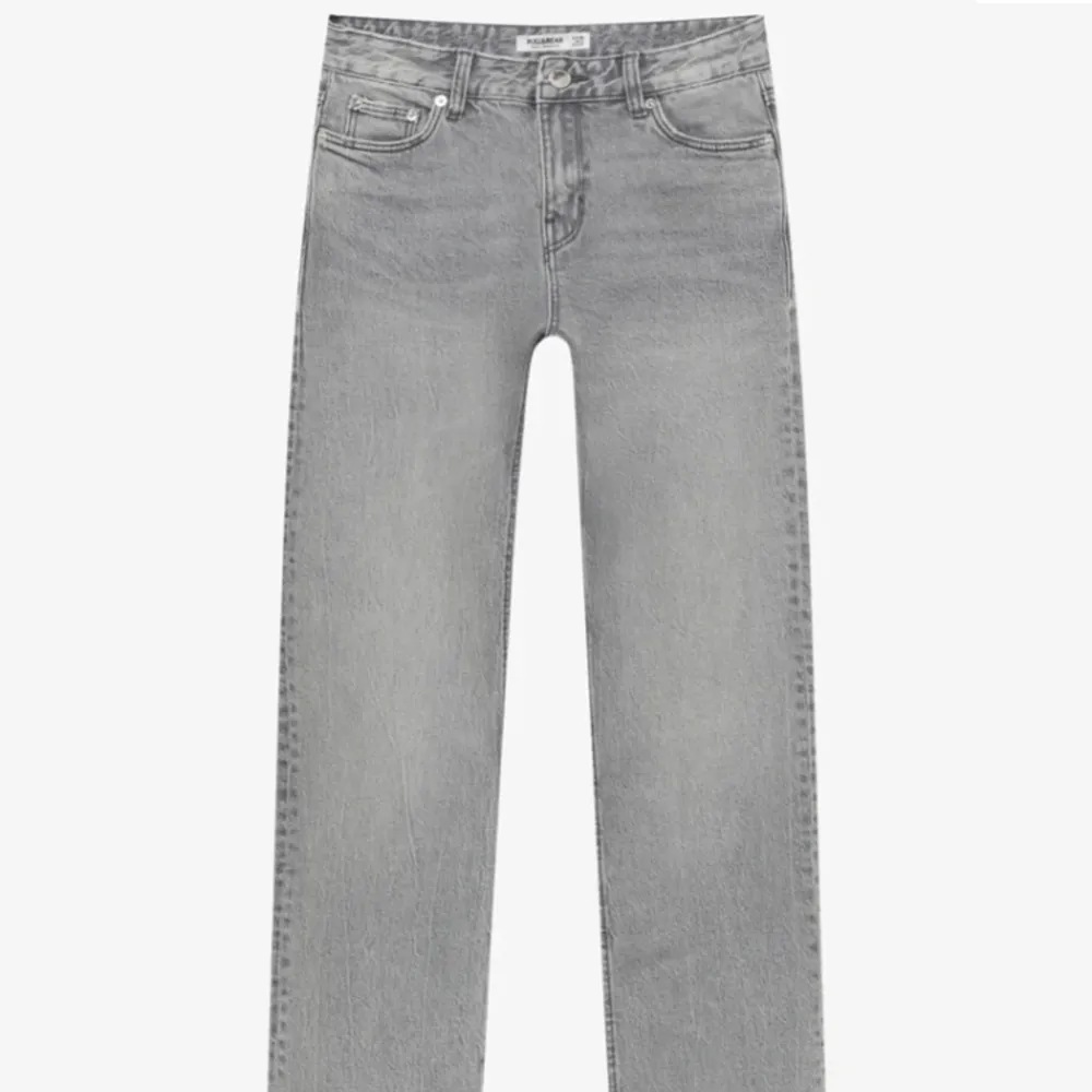 Säljer dessa lågmidjade jeans från pull and bear i ny skick!🤩. Jeans & Byxor.