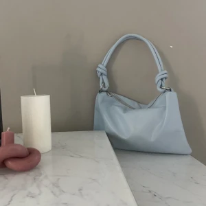 Väska🩵 - Super fin väska från Bianca Ingrossos kollektion från Nelly! Aldrig använd så ny skick och säljer då jag har en liksdan i vit som jag använder mer!🥰